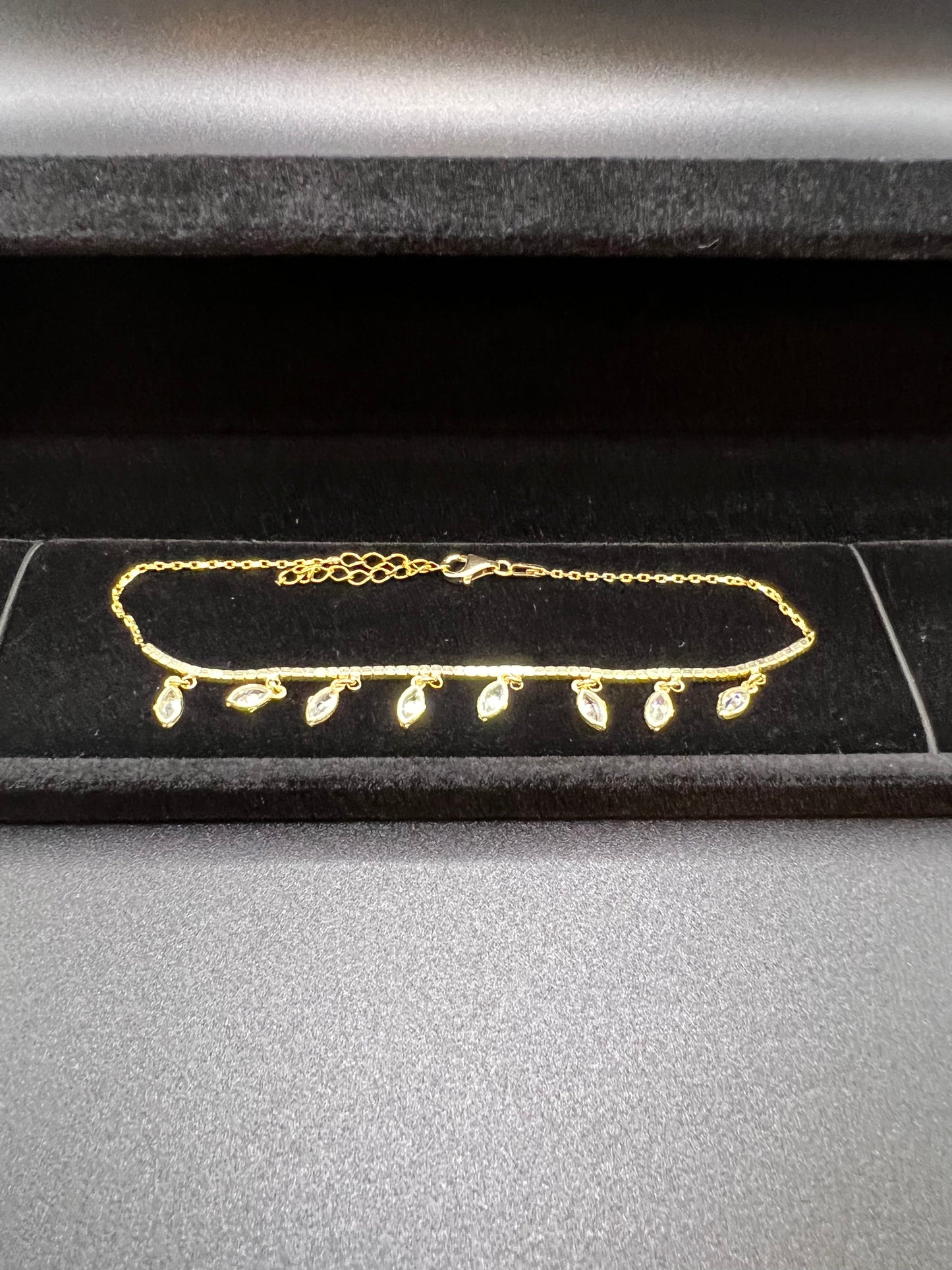 The Hanging Diamonds Bracelet